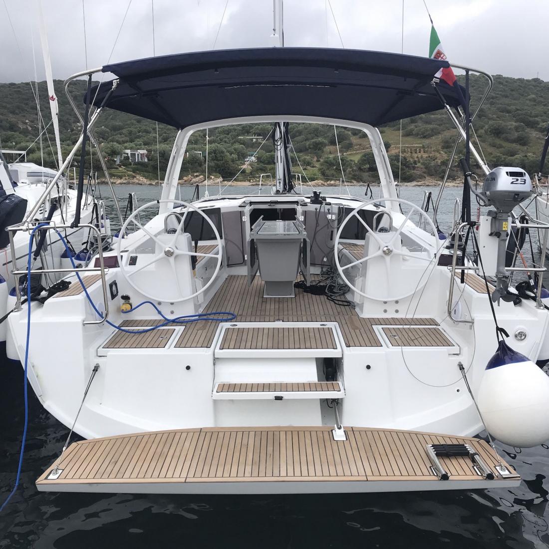oceanis charter vela sardegna costa smeralda maddalena skipper vacanze mare italia corsica 