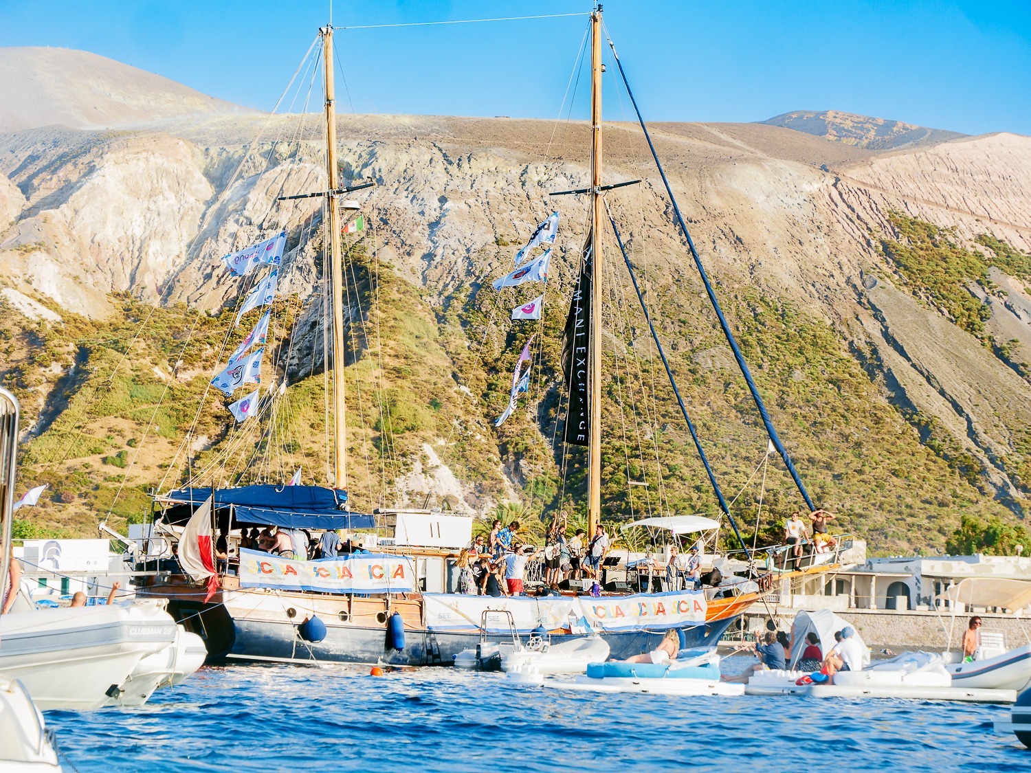 eolie caicco barca vela catamarano music festival