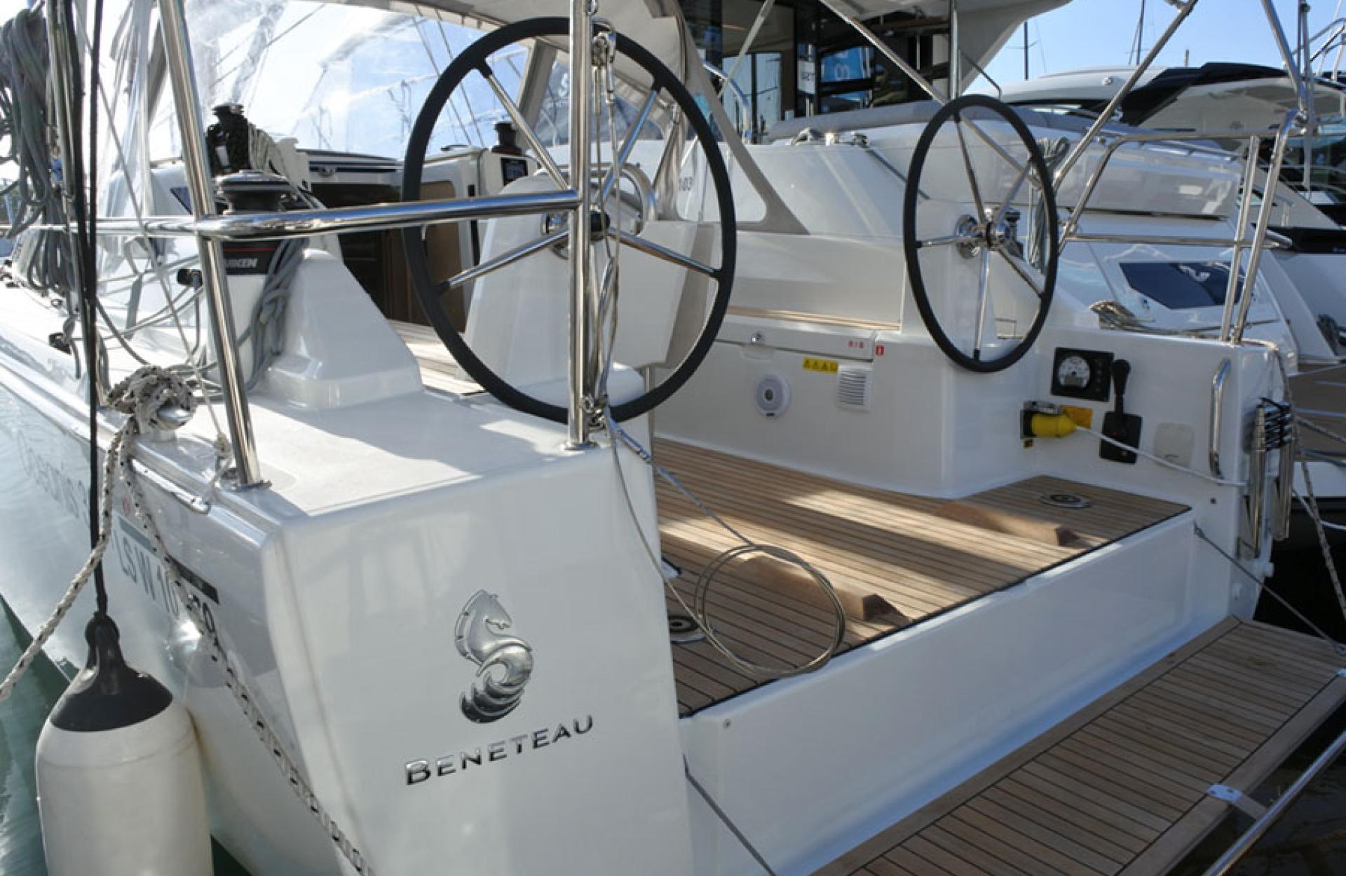 beneteau oceanis spain barcelona vela sail charter costa brava sea boat holiday