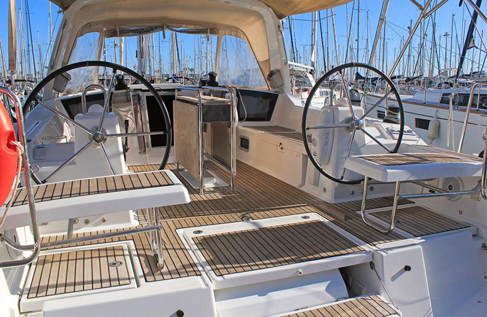 oceanis beneteau cherter vela sail barcelona costa brava skipper rent boat baleari