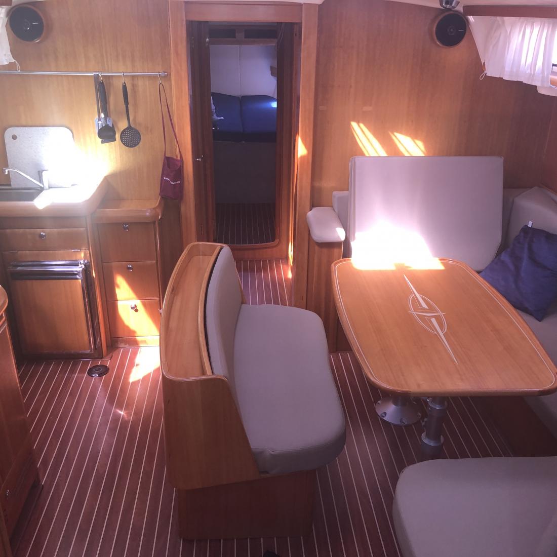 dinette bavaria 46 cruiser barca vela charter sail toscana liguria italia