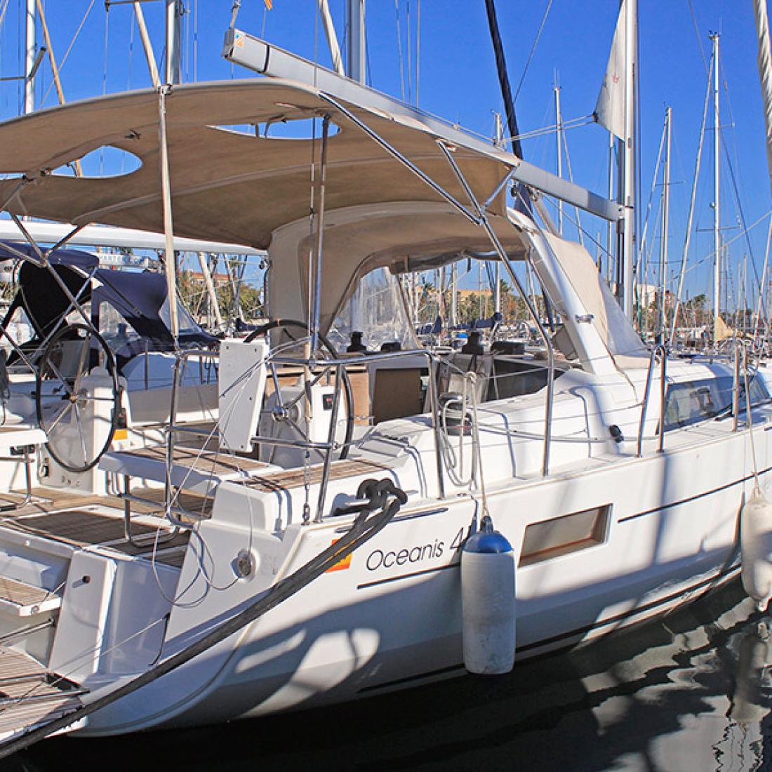 oceanis beneteau cherter vela sail barcelona costa brava skipper rent boat baleari