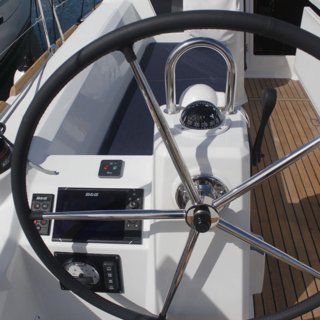 oceanis beneteau cherter vela sail barcelona costa brava estartit skipper rent boat baleari