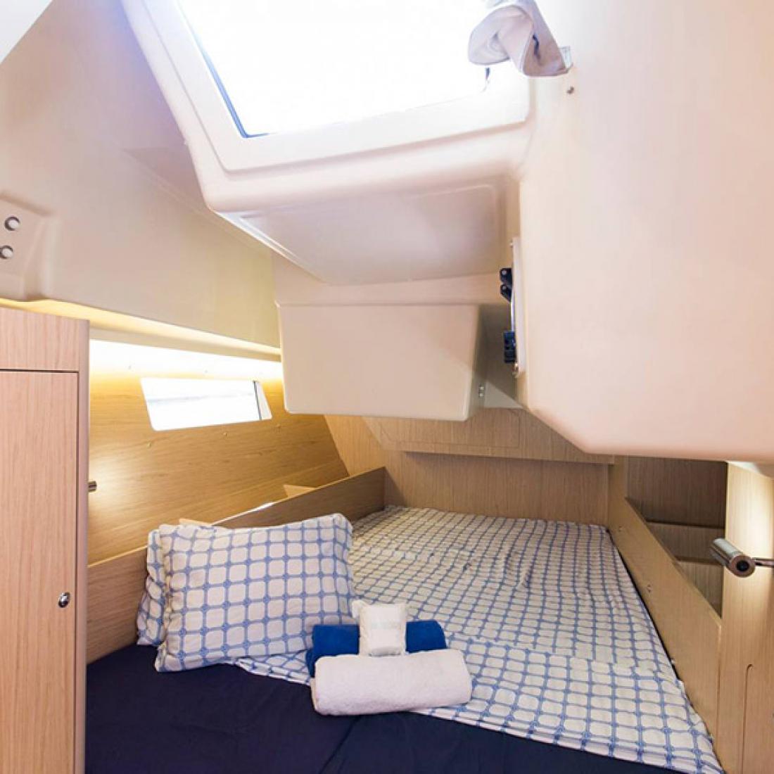 oceanis beneteau cherter vela sail barcelona costa brava skipper rent boat baleari
