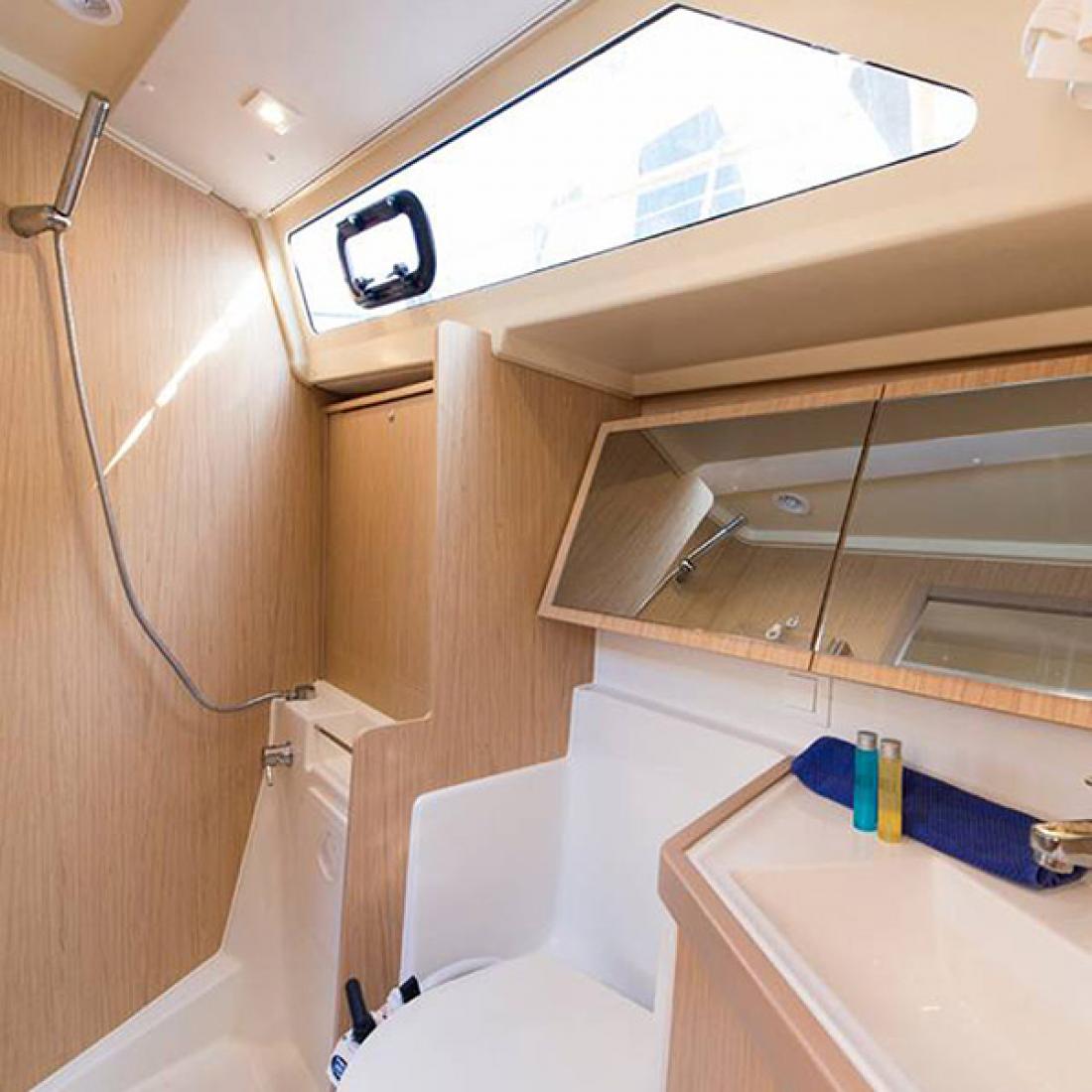 oceanis beneteau cherter vela sail barcelona costa brava skipper rent boat baleari