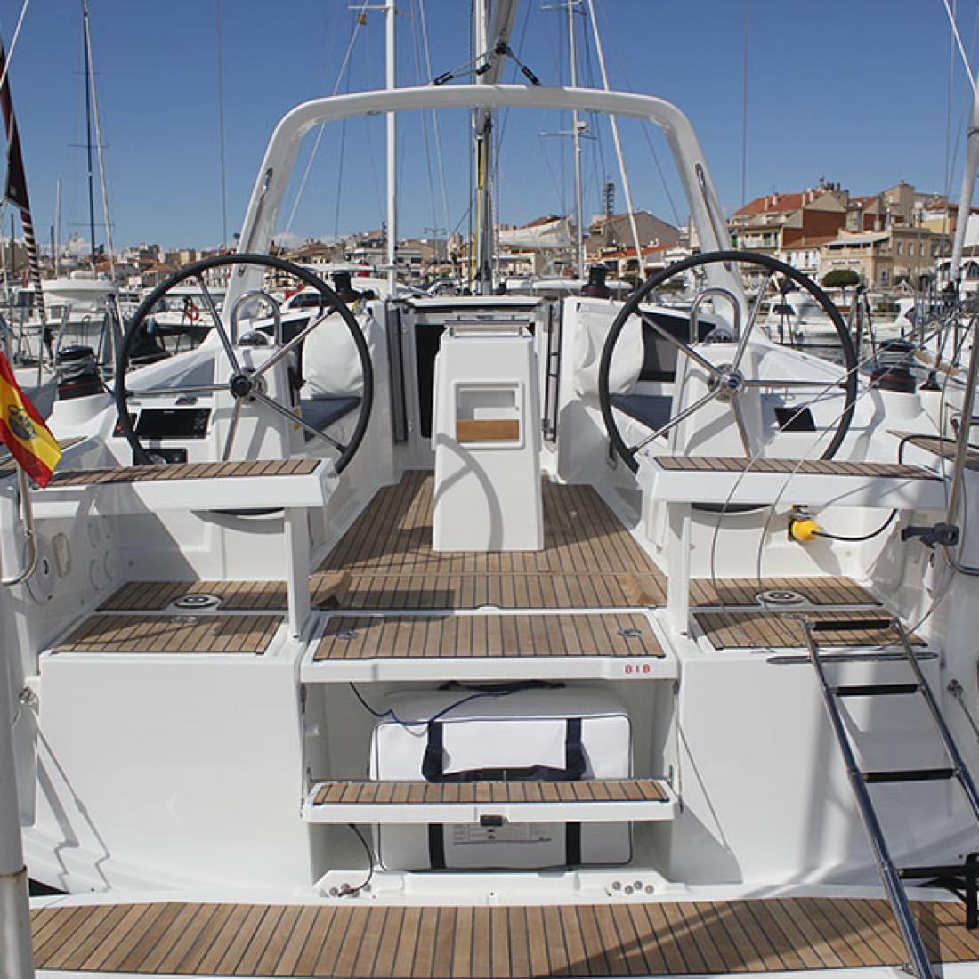 oceanis beneteau cherter vela sail barcelona costa brava estartit skipper rent boat baleari