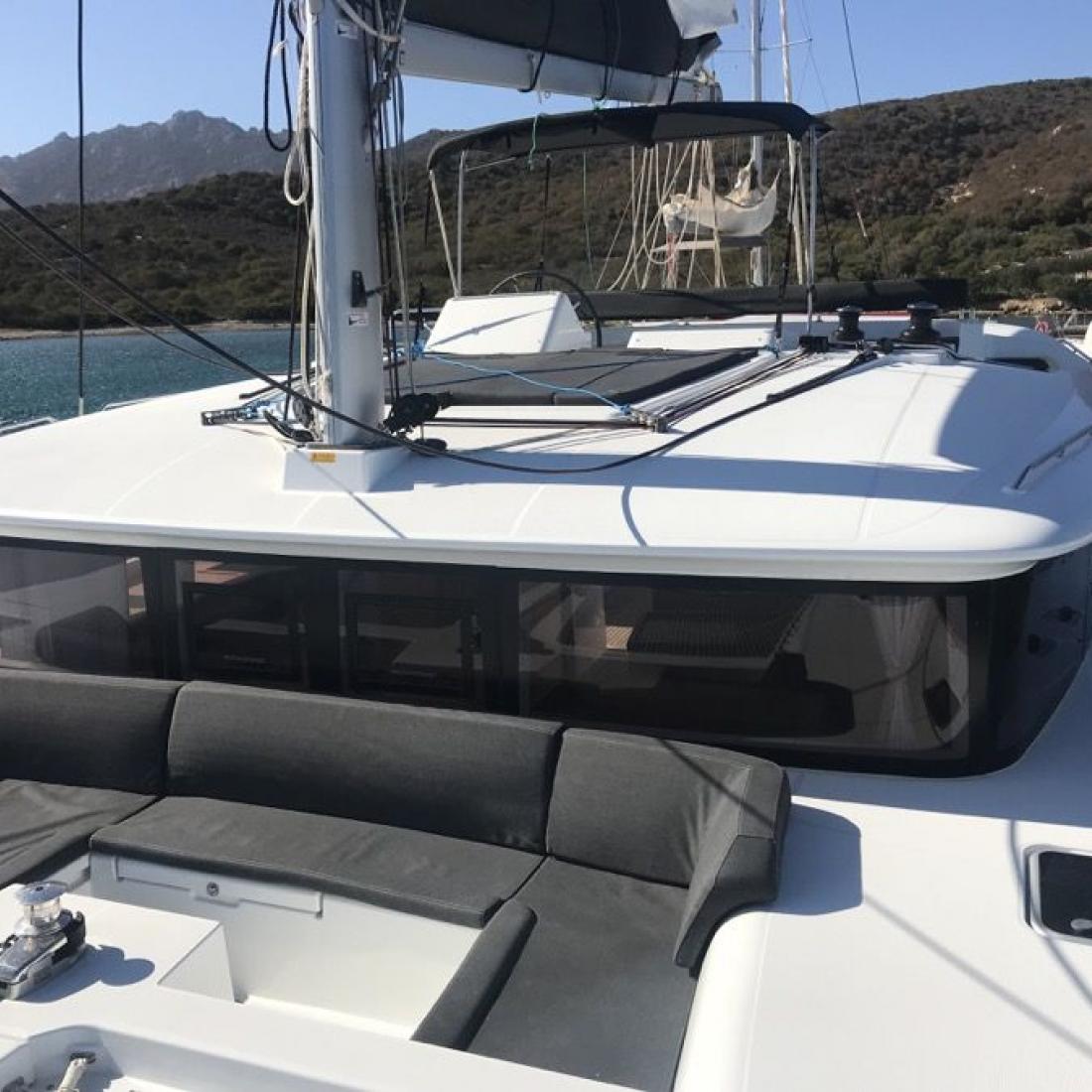 catamarano cata lagoon sardegna costa smeralda maddalena tavolara skipper noleggio charter vela italia