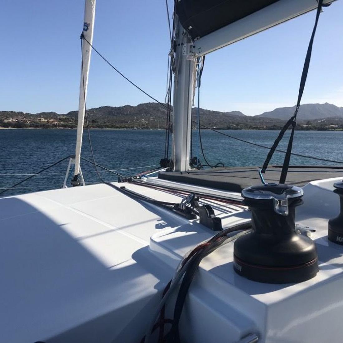 catamarano cata lagoon sardegna costa smeralda maddalena tavolara skipper noleggio charter vela italia