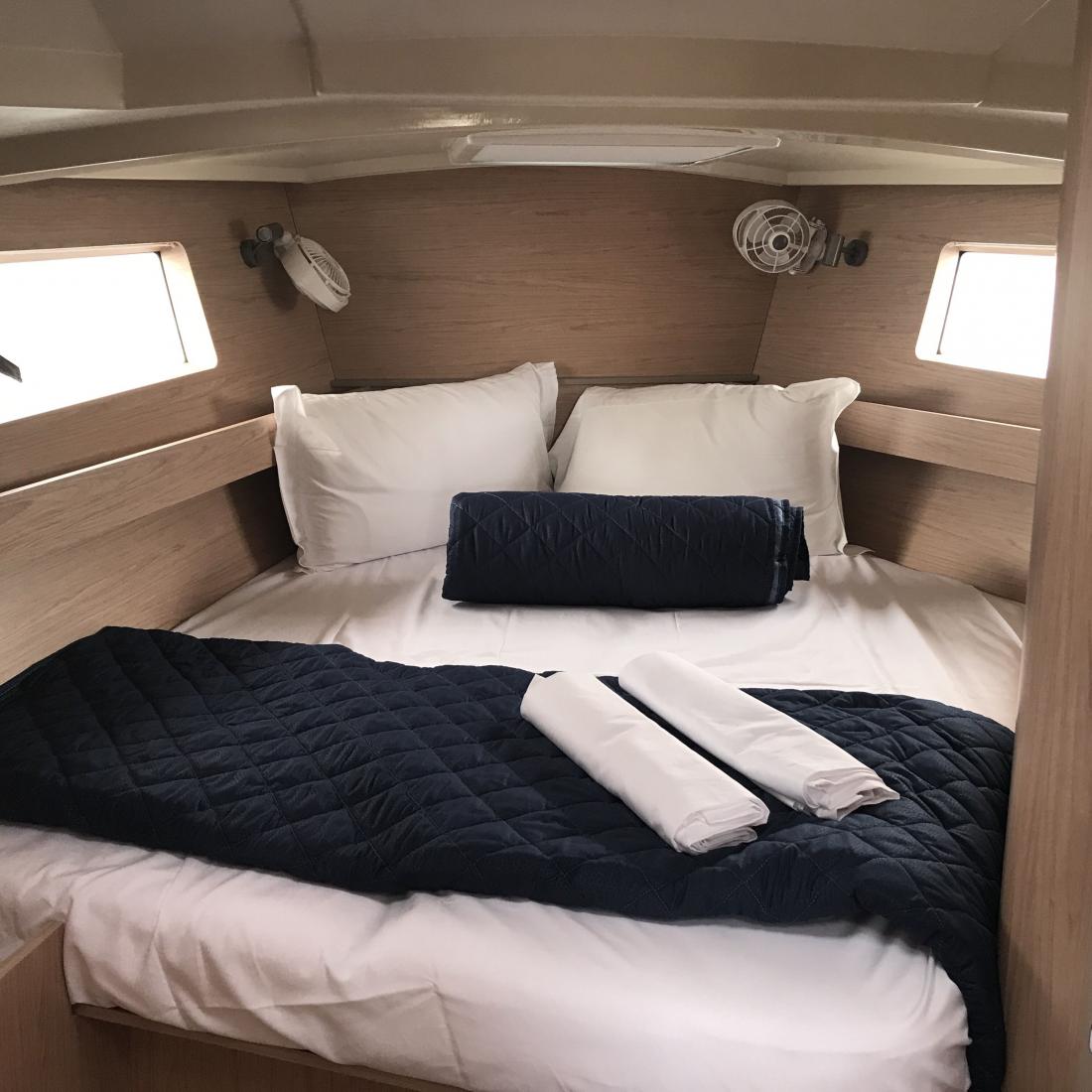 oceanis charter vela sardegna costa smeralda maddalena skipper vacanze mare italia corsica 