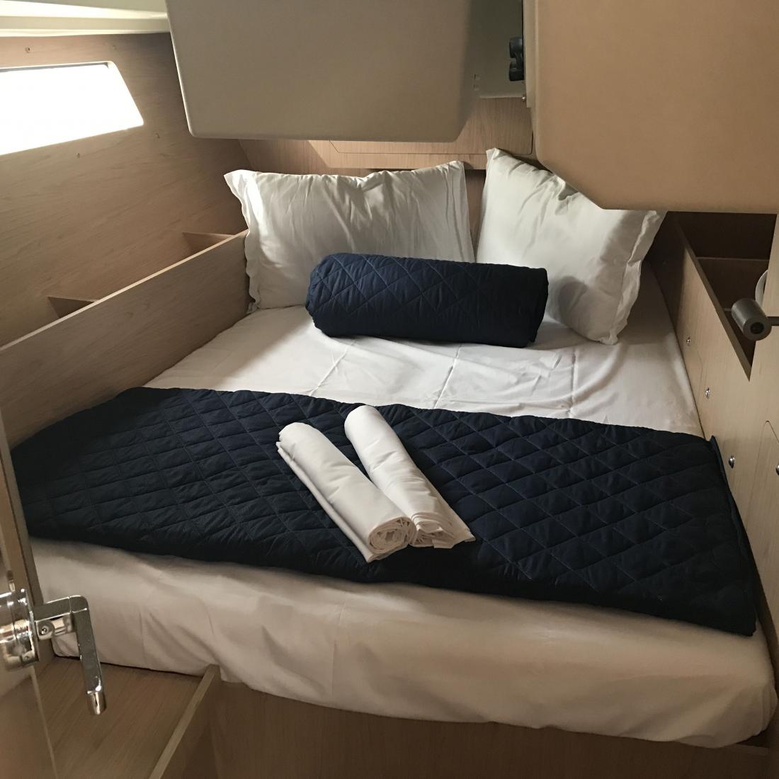 oceanis charter vela sardegna costa smeralda maddalena skipper vacanze mare italia corsica 