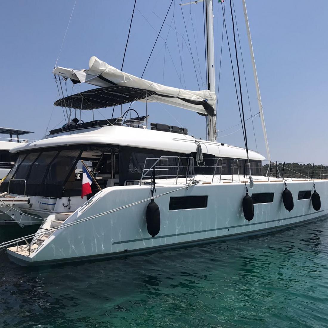 cat catamarano charter saredegna costa smeralda porto cervo skipper lagoon vacanze italy sardinia sea summer luxury