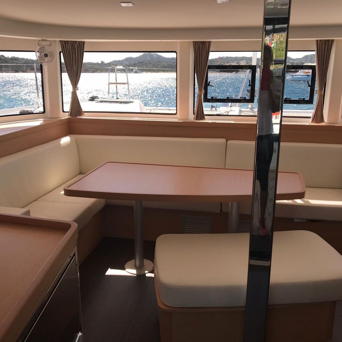 catamarano sardegna costa smeralda cat skipper bareboat charter vela lagoon italia mare