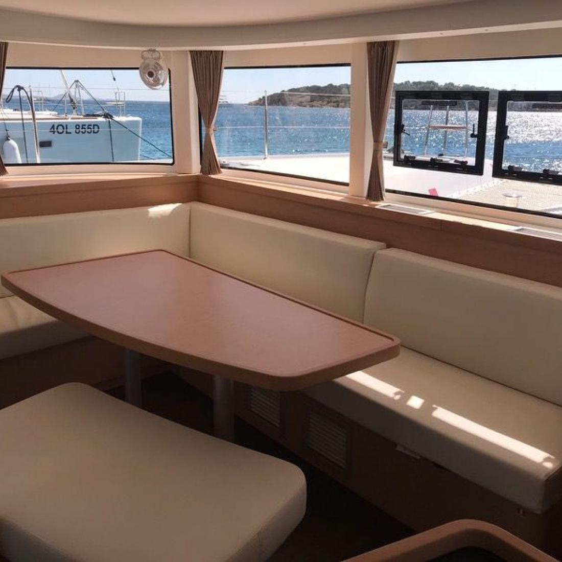 catamarano sardegna costa smeralda cat skipper bareboat charter vela lagoon italia mare