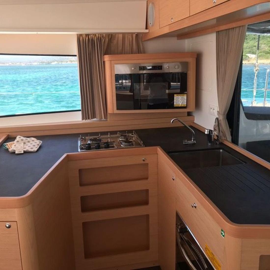 catamarano sardegna costa smeralda cat skipper bareboat charter vela lagoon italia mare
