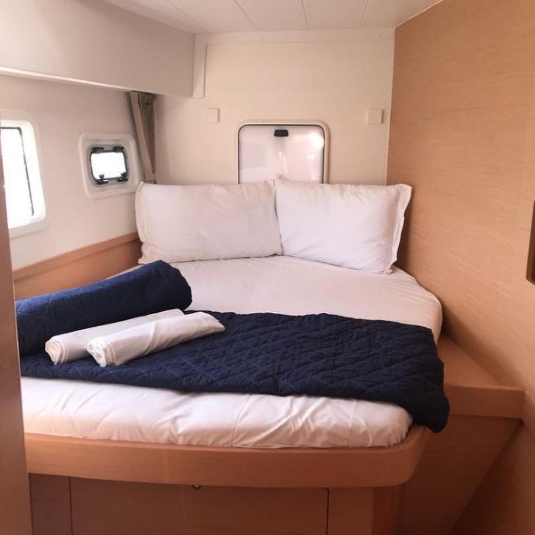 catamarano sardegna costa smeralda cat skipper bareboat charter vela lagoon italia mare