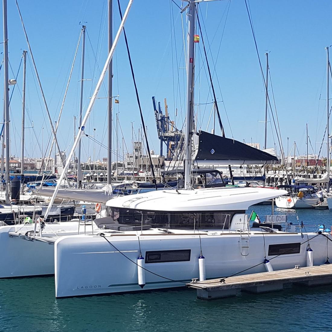 lagoon catamarano punta ala toscana charter barca vela skipper vacanze italia