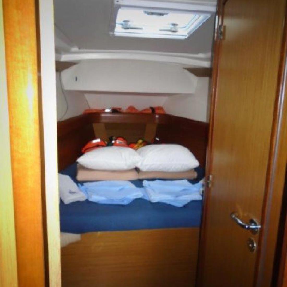 sun odyssey elba toscana italia charter skipper bareboat jeanneau vela barca sail sailing