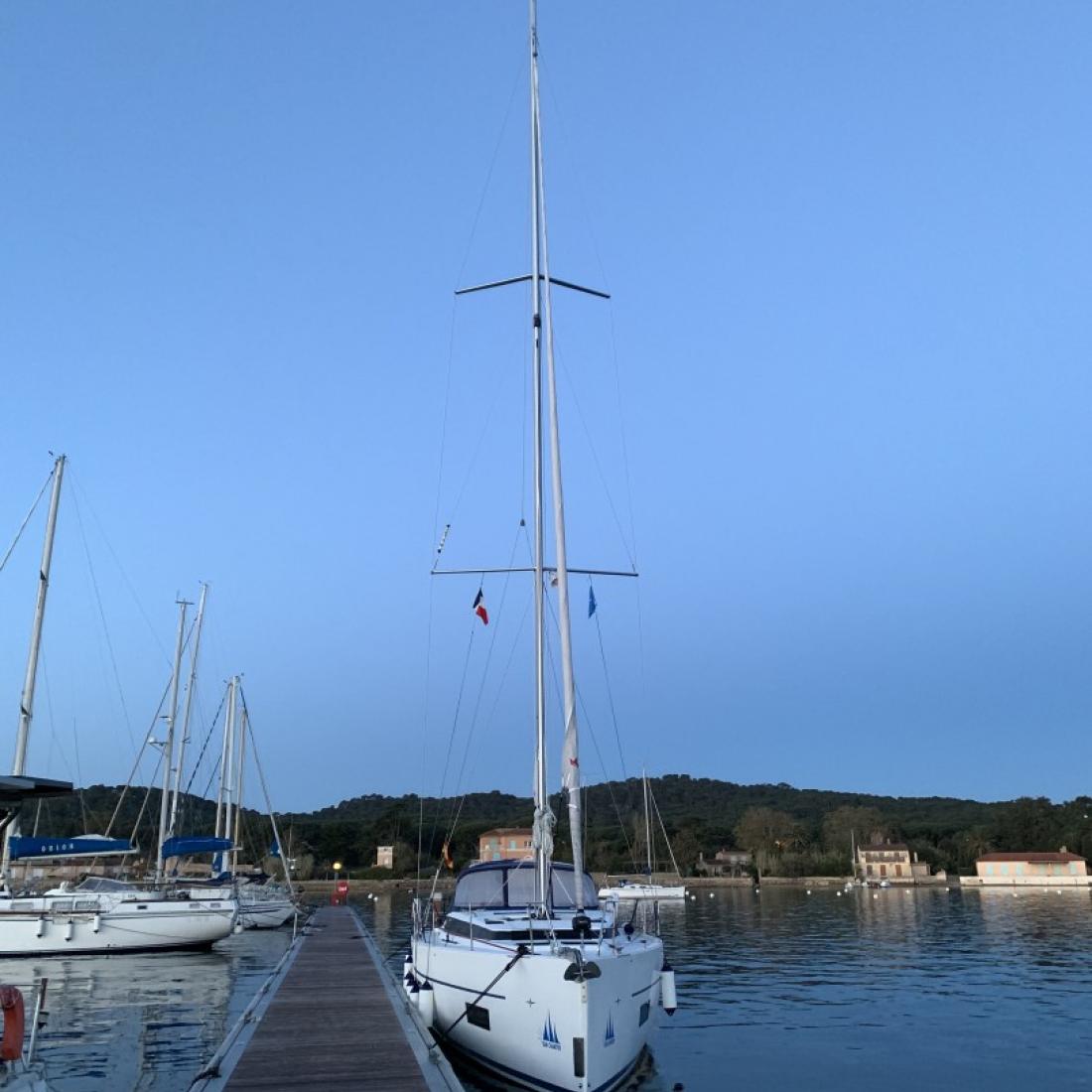 bavaria elba portoferraio toscana italia isola sail charter capraia vela barca