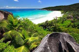 Eden Island Marina Mahè Seychelles crociera catamarano cat sail charter vela sea may holiday ponte maggio oceano indiano africa