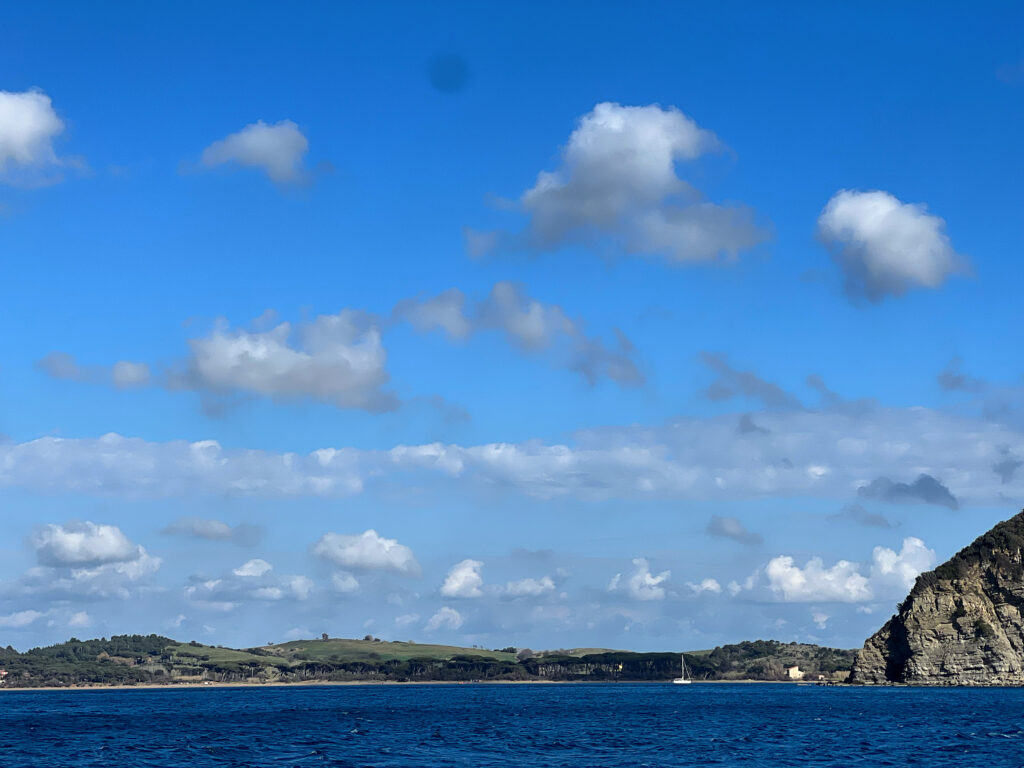Ponte del 2 giugno in barca a vela da Porto Mirabello. Mini crociere, weekend in rada e uscite giornaliere nel Golfo dei Poeti. Posti limitati.