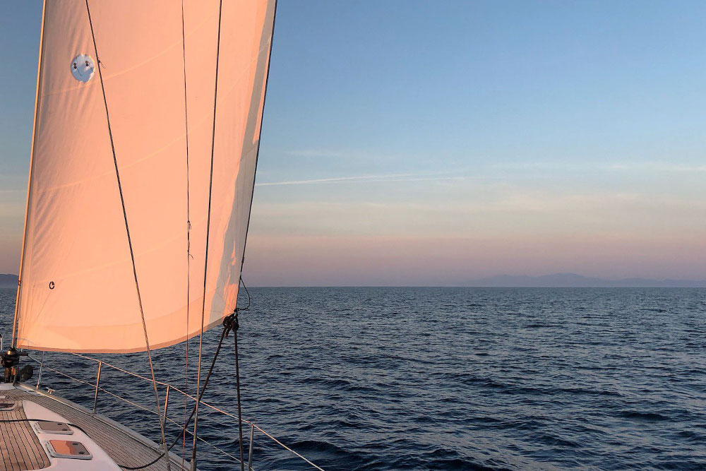 dettaglio di una barca al tramonto