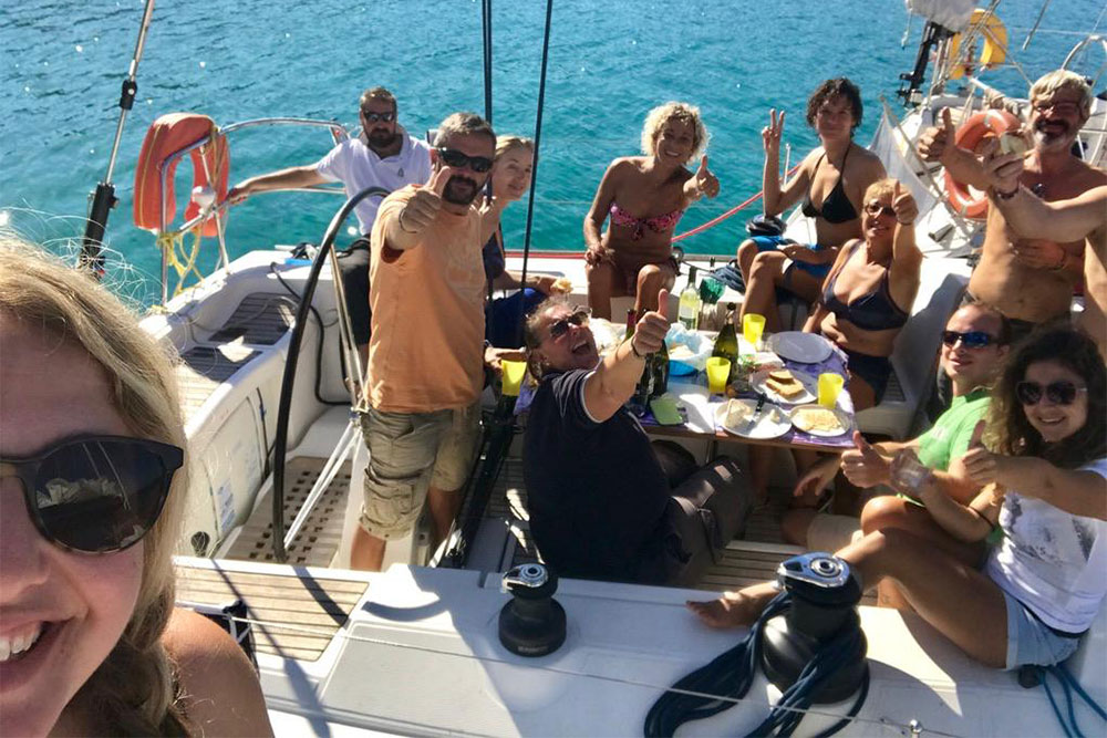 gruppo di persone sorridenti in barca