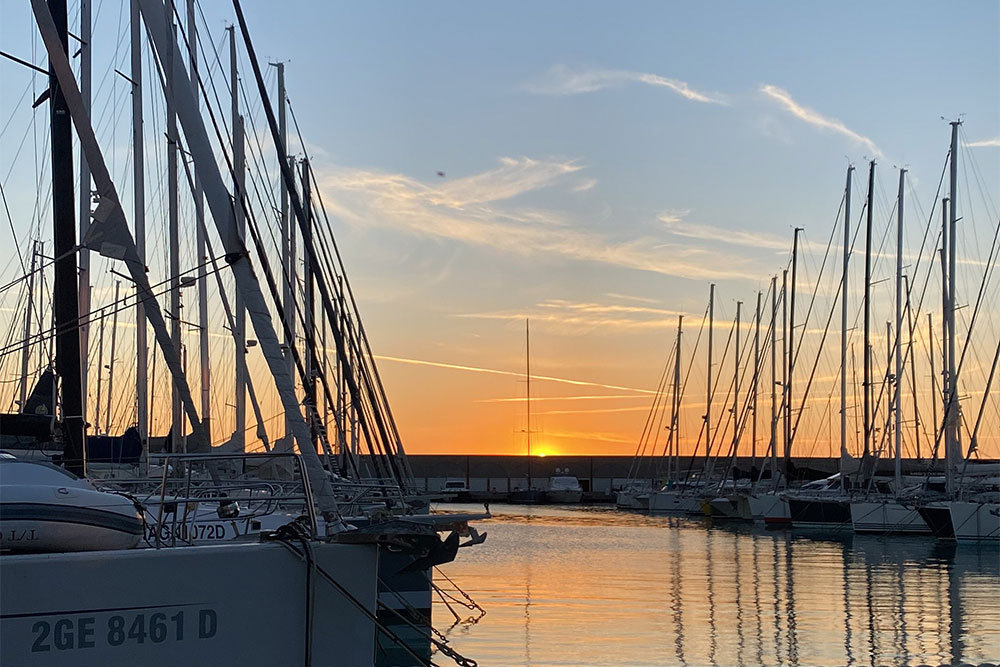 banchina e barche al tramonto