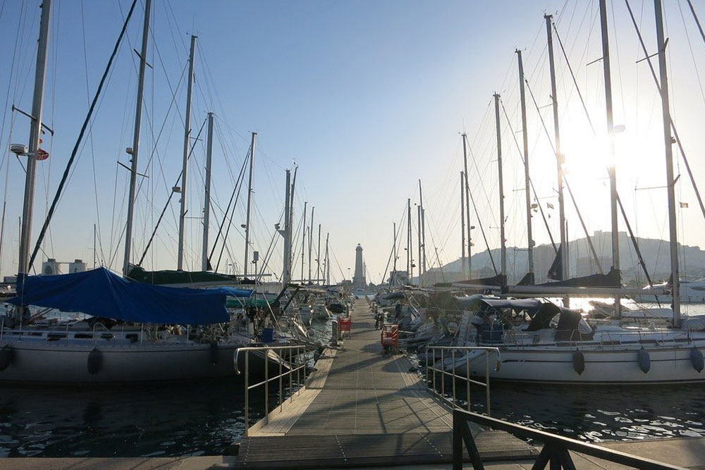 banchina con diverse barche posizionate in fila