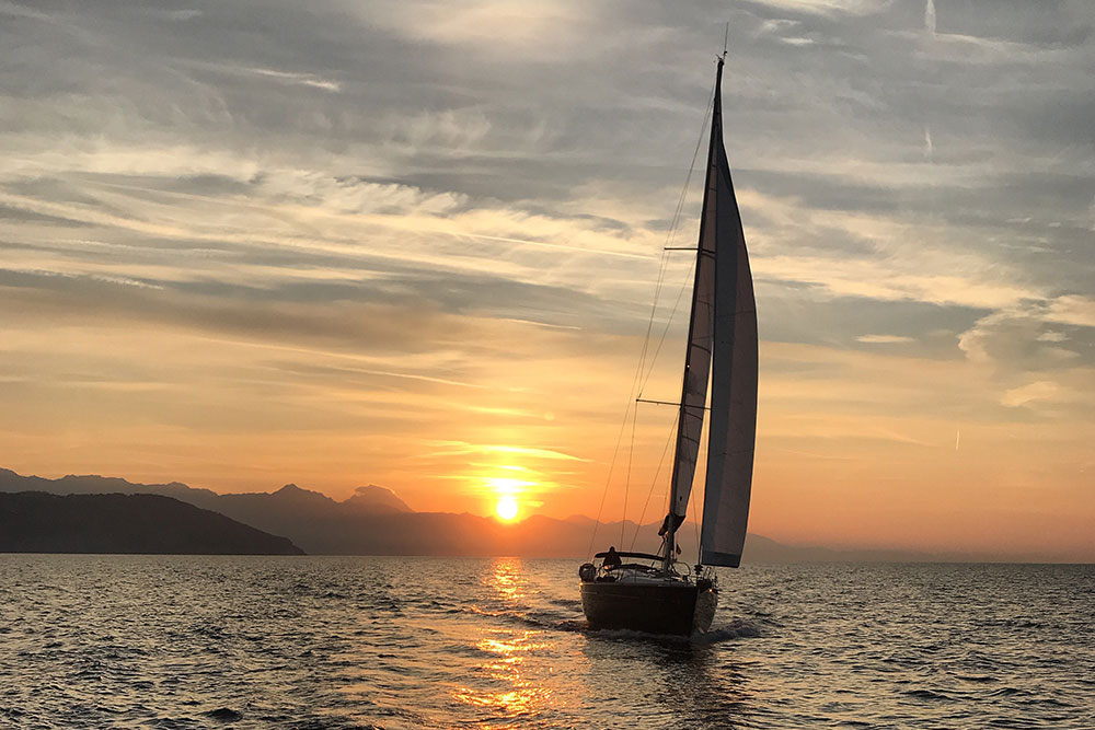 barca a vela al tramonto in movimento